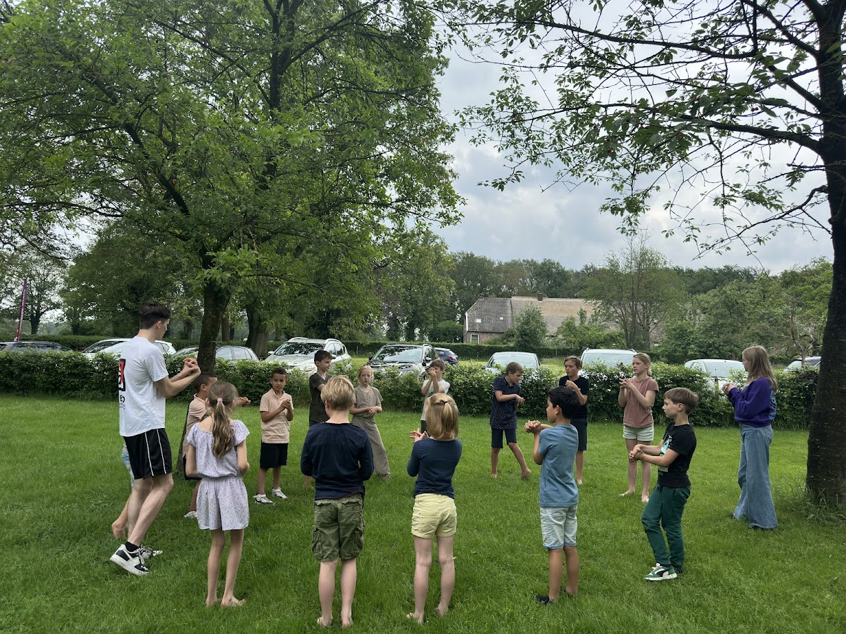 Buiten training met kinderen in een cirkel